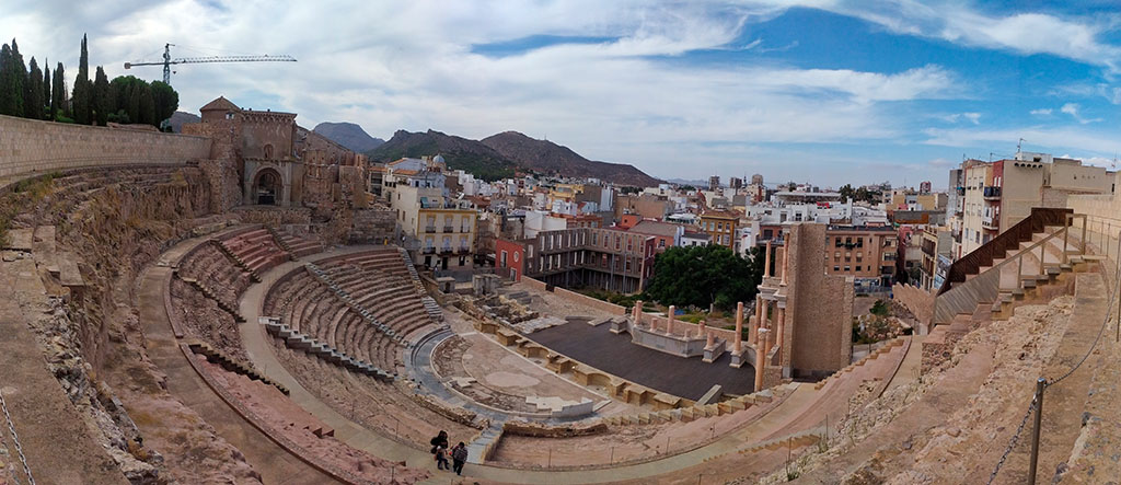  vista del Teatro romano y catedral de santa María la Mayor en Cartagena
