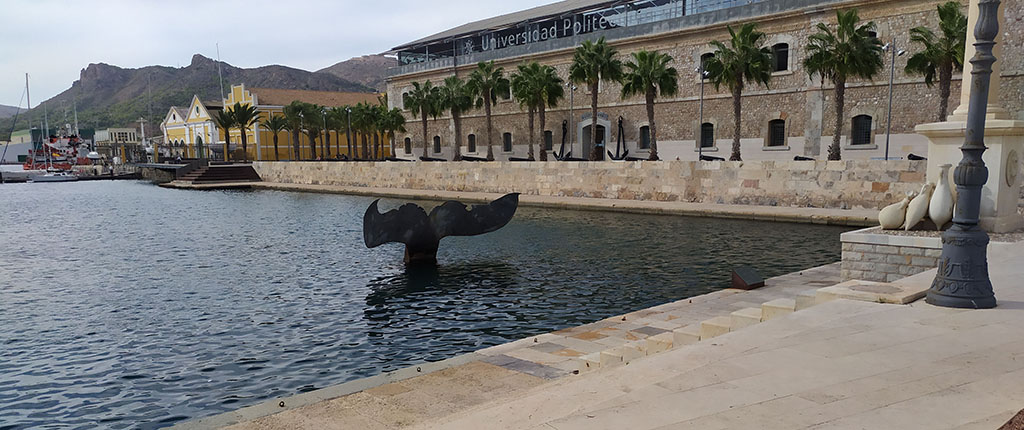 guía de Cartagena en uno o dos días vista de la Escultura de la cola de ballena, Cartagena